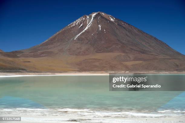 laguna verde, bolivia - licancabur fotografías e imágenes de stock