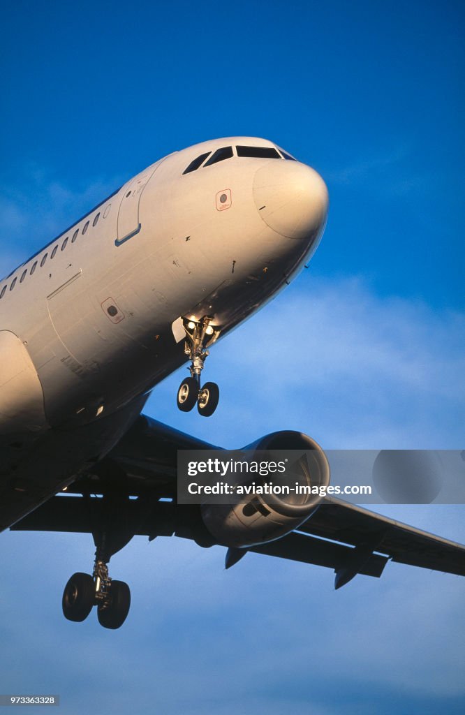 Airbus A320-200 on final-approach - undercarriage down