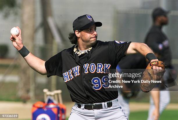 New York Mets' pitcher Turk Wendell warms up at a spring training practice session in Port St. Lucie, Fla.