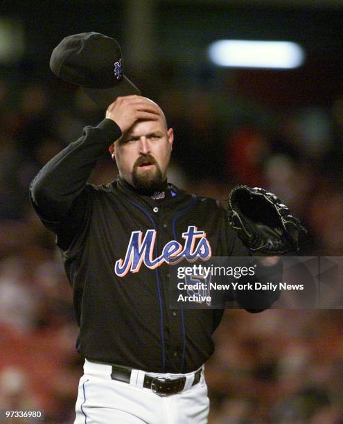 New York Mets' reliever Rick White reacts to getting shelled for three runs in the seventh inning against the Atlanta Braves. The Braves beat the...
