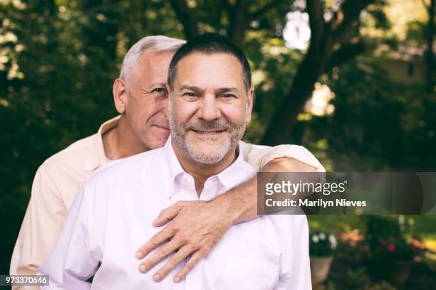 porträtt av en kärleksfull medelålders gay-par - marilyn nieves bildbanksfoton och bilder