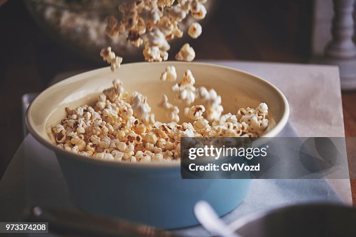 Preparazione dei popcorn al caramello salato Preparazione dei popcorn al caramello salato