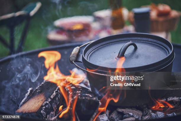 chili con carne in convection oven koken over logfire - haardvuur stockfoto's en -beelden
