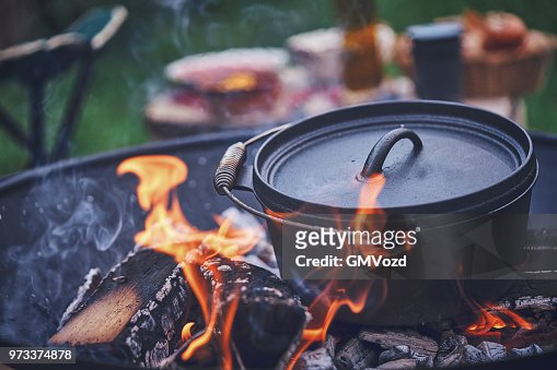 https://media.gettyimages.com/id/973374878/photo/cooking-chili-con-carne-in-dutch-oven-over-logfire.jpg?s=170667a&w=gi&k=20&c=AO8rLUzjI9JNK-Xob8BT8cd-gHzItpZJ3comhwojiyI=