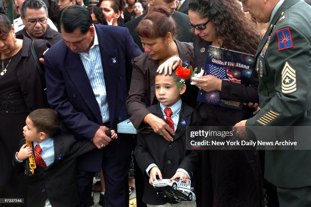 Widow Melissa Hornedo (2nd r.) and sons Marcus (left), 4, an