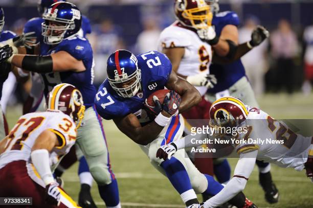 Pass to New York Giants' Brandon Jacobs is defended by Washington Redskins' Fred Smoot, right, and Reed Doughty, left, in the first half of a game at...