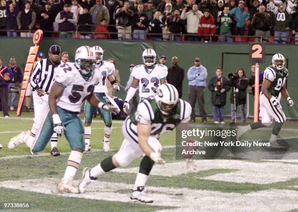 With 42 seconds left against the Miami Dolphins, New York Jets quarterback Vinny Testaverde hits 6-7, 305-pound offensive lineman Jumbo Elliott in...