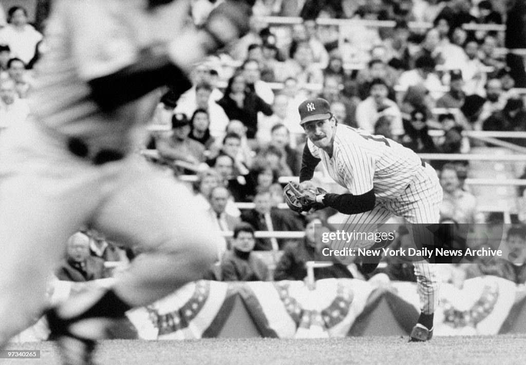 Yankees third baseman Mike Pagliarulo charges to field Al Ne