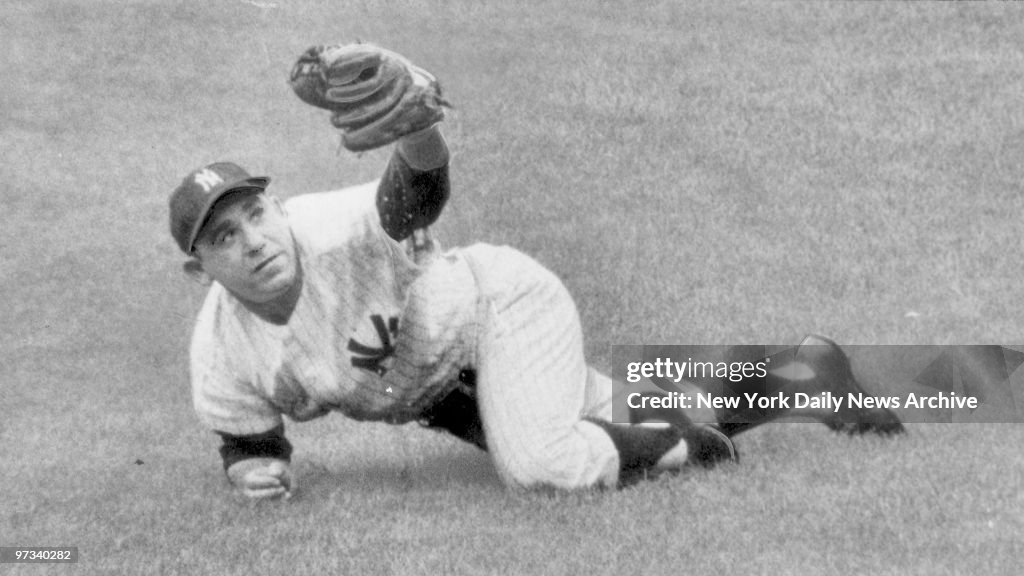 Yankees Yogi Berra makes three-point landing after snagging 