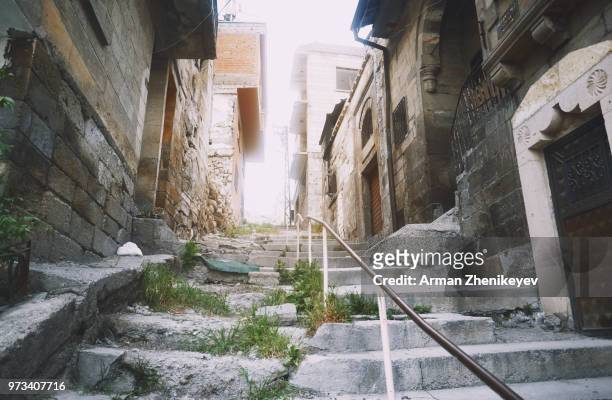 old ruined stairway in old town, iran - arman zhenikeyev stock-fotos und bilder