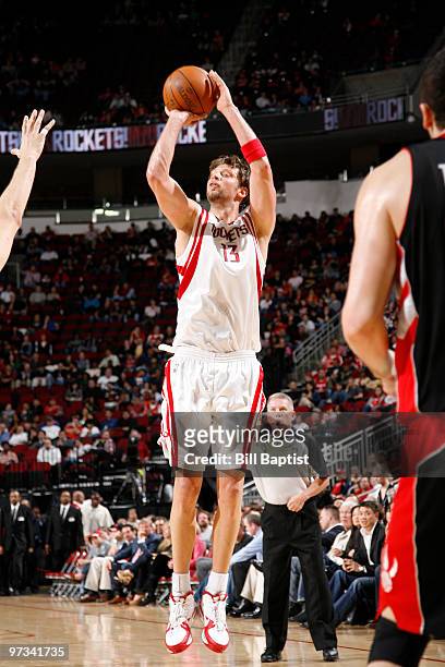 David Anderson of the Houston Rockets shoots the ball against the Toronto Raptors on March 1, 2010 at the Toyota Center in Houston, Texas. NOTE TO...