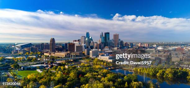 minneapolis-skyline-antenne mit fluss und goldene bäume im herbst - minneapolis stock-fotos und bilder