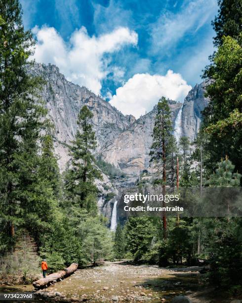 alleinreisende im yosemite national park - yosemite stock-fotos und bilder