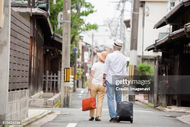 senior couple travelling - older couple travelling photos et images de collection