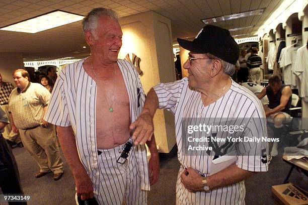 Perfect-game pitcher Don Larsen (left) and Yogi Berra share , Nachrichtenfoto