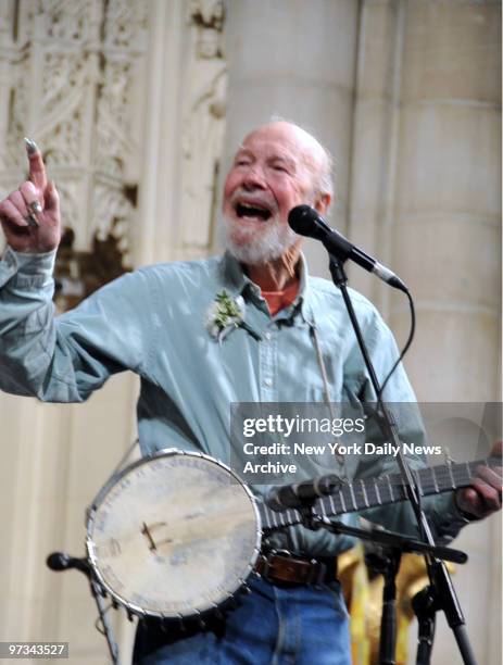 Pete Seeger entertains at Riverside Church for the Odetta Memorial Service