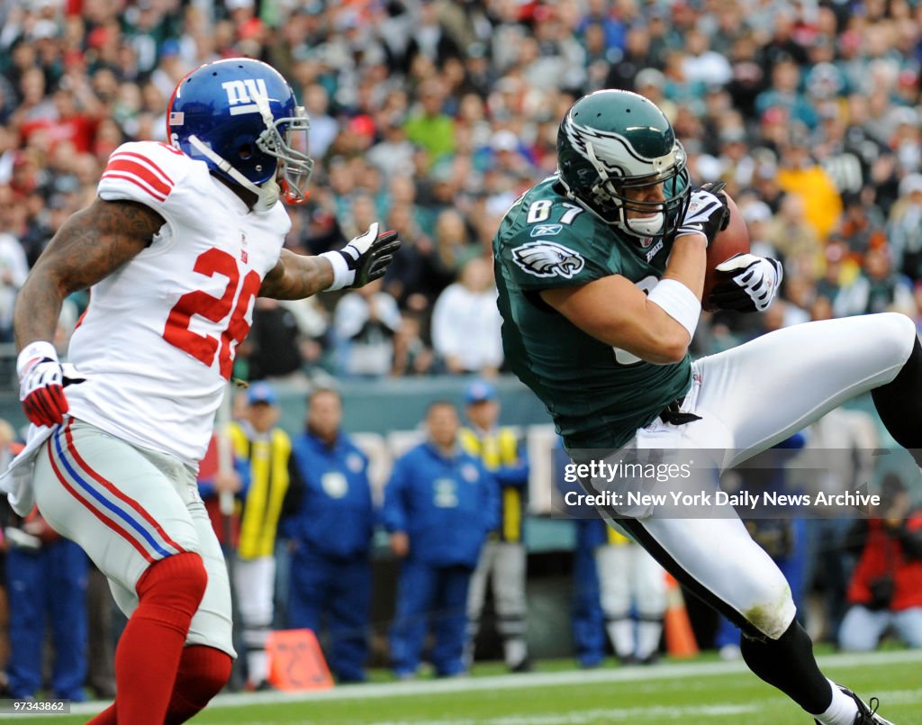 Philadelphia Eagles tight end Brent Celek (87) hauls in 17-y
