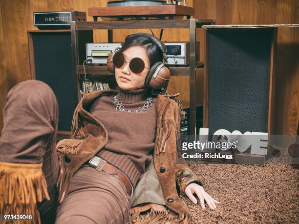 garota retrô 1970 - moda vintage - fotografias e filmes do acervo