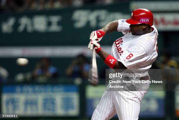 Philadelphia Phillies' Ryan Howard connects for the game-tying RBI, scoring Jose Reyes, in the sixth inning of Game 5 of the 2006 All-Star Series at...