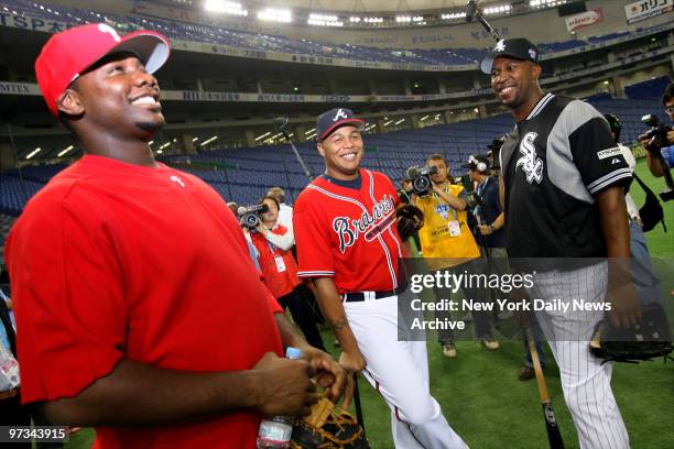 Philadelphia Phillies' Ryan Howard, Atlanta Braves' Andruw Jones and Chicago White Sox' Jermaine Dye take the field at the Tokyo Dome for a team...