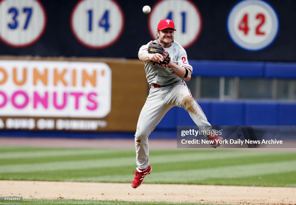 Philadelphia Phillies' third baseman David Bell throws to fi