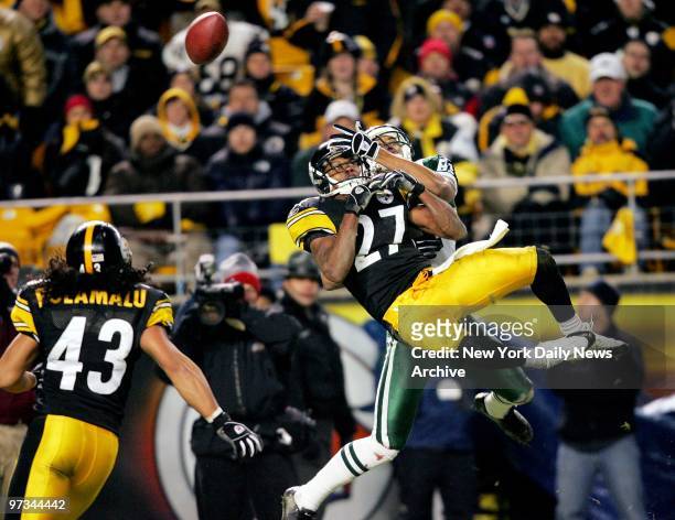 Pittsburgh Steelers' cornerback Willie Williams knocks a pass away from New York Jets' wide receiver Justin McCareins during the second half of an...