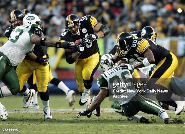 Pittsburgh Steelers' Jerome Bettis runs between New York Jets' Dewayne Robertson and Erik Coleman with the ball in the first half of an AFC...