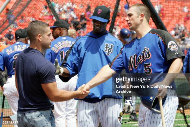 Police Officer Vincent Schiavarelli meets New York Mets' right fielder Mike Cameron and third baseman David Wright during practice before start of a...