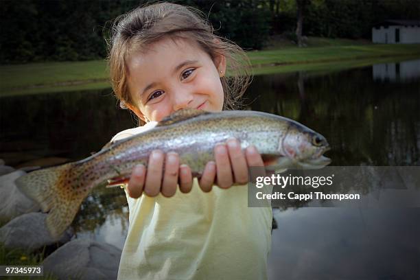 child with rainbow trout. - cappi thompson 個照片及圖片檔