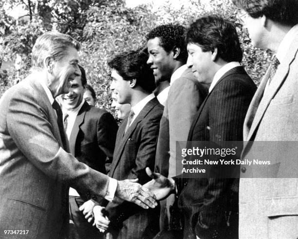 President Ronald Reagan shaking hands with Mets' Jesse Orosco. Other Mets are Bob Ojeda, Lee Mazzilli and Dwight Gooden.