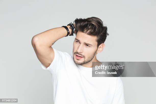 stijlvolle jonge man - hair model stockfoto's en -beelden