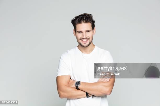 jonge man die vol vertrouwen - male model casual stockfoto's en -beelden