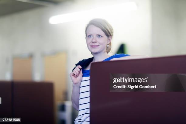 woman in office - sigrid gombert fotografías e imágenes de stock