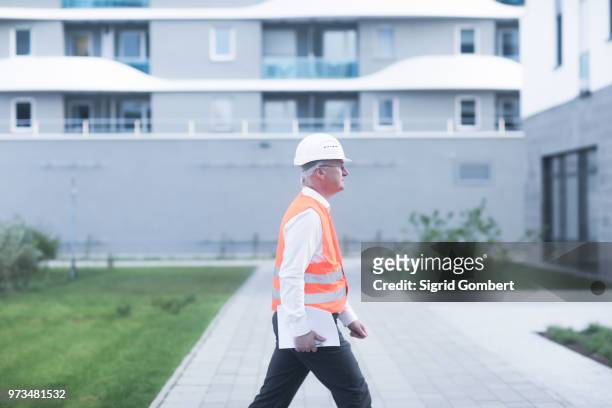 construction worker on site - sigrid gombert stock-fotos und bilder