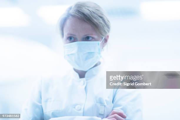 portrait of radiologist wearing surgical mask - sigrid gombert stock-fotos und bilder