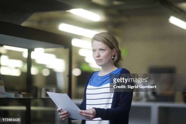 woman working in office - sigrid gombert fotografías e imágenes de stock