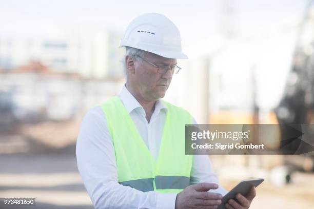 construction worker on site - sigrid gombert imagens e fotografias de stock