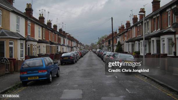 rowhouses on residential street - uk street stock pictures, royalty-free photos & images