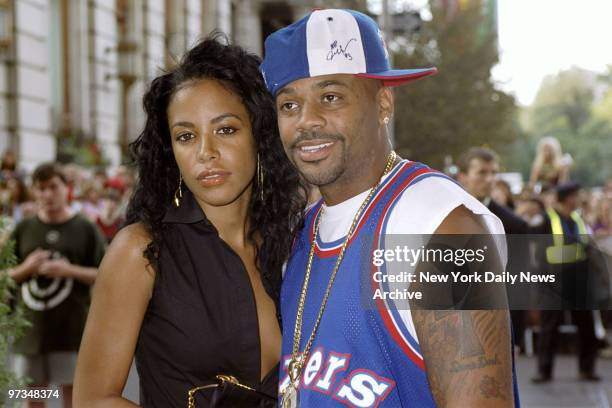 Singer Aaliyah and hip-hop mogul Damon Dash are on hand for the premiere of the movie "The Others" at the Paris Theater.