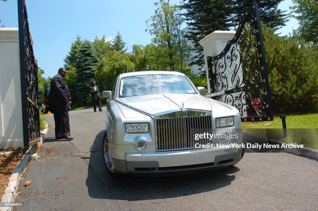 Rapper Lil Kim Arrives At Her Mansion In Alpine N J In A Rolls rapper-lil-kim-arrives-at-her-mansion-in-alpine-n-j-in-a-rolls