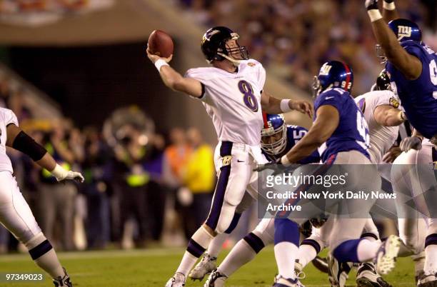 Ravens quarterbackTrent Dilfer passes in the 1st quarter of New York Giants vs Baltimore Ravens in Super Bowl XXXV at Raymond James Stadium in Tampa,...