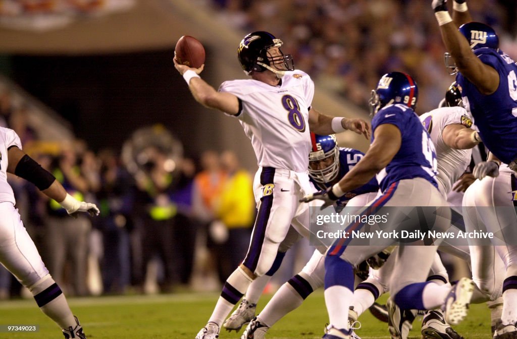 Ravens quarterbackTrent Dilfer passes in the 1st quarter of