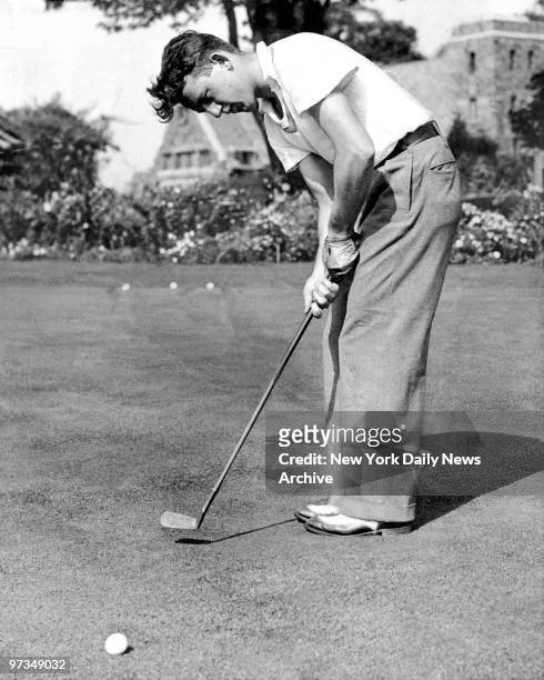 Ray Billows putts on the eighth green, shot record 66 at Winged Foot, Mamaroneck, NY.