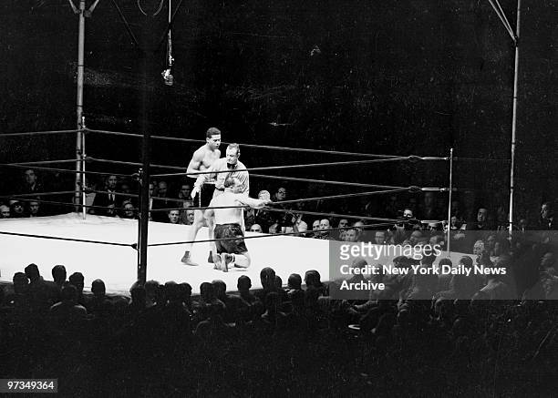 Referee steps between Joe Louis and Tony Galento., Louis defeated Galento to retain his World Heavyweight Title with KO in 4th round.
