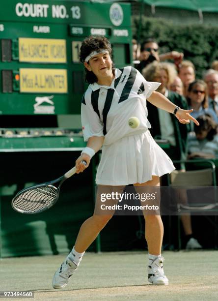 Arantxa Sánchez Vicario of Spain returns the ball against Anne Minter of Australia during the Ladies Singles fourth round on day eight of the 1991...