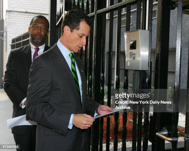 Rep. Anthony Weiner is joined by Police Benevolent Association Vice President Mubarak Abdul-Jabbar as he delivers a letter calling for attach? Ilva...