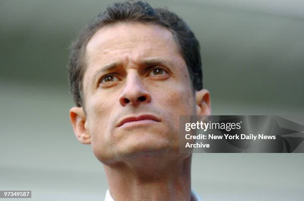 Rep. Anthony Weiner is on hand for Democratic mayoral candidate Ferrer's news conference outside a home in Little Neck, Queens.