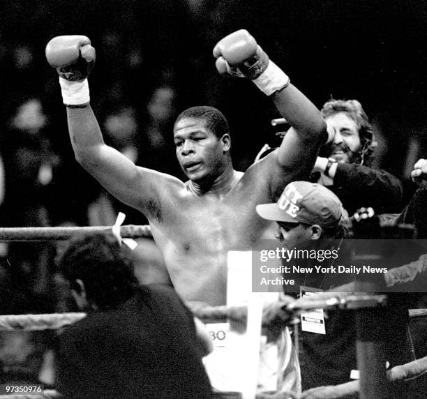 Riddick Bowe Vs Michael Dokes 1993 Photos and Premium High Res Pictures ...