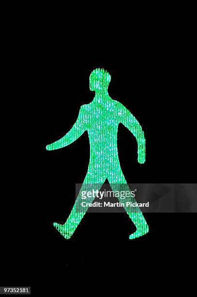 green pedrestrian crossing man - signal lumineux de passage pour piéton photos et images de collection