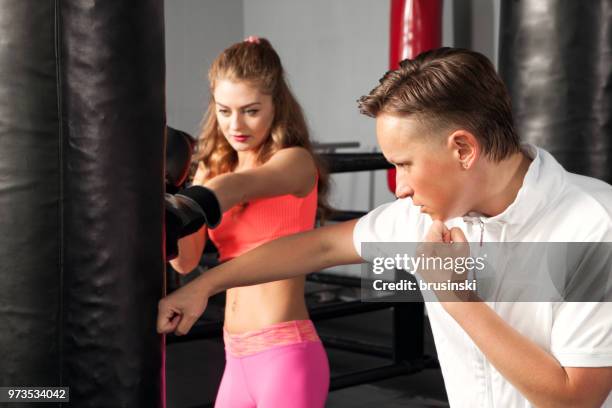 duas mulheres juntas em treinamento de boxe - sparring training - fotografias e filmes do acervo